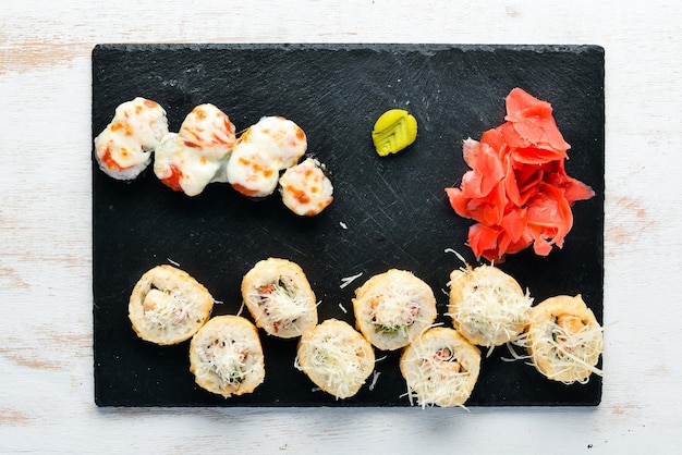 Rotoli di sushi e maki su un piatto Vista dall'alto Spazio libero per il testo su sfondo bianco