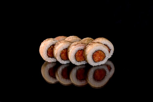 Rotoli di sushi freschi preparati con le migliori varietà di pesce e frutti di mare