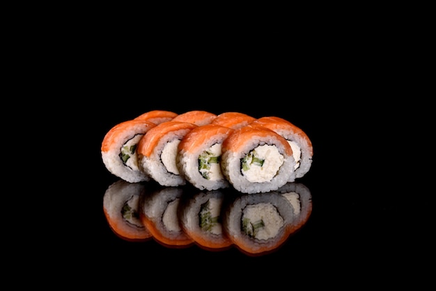 Rotoli di sushi freschi preparati con le migliori varietà di pesce e frutti di mare
