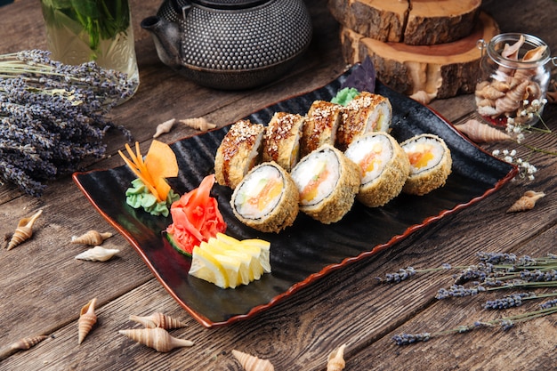 Rotoli di sushi fritti con salmone avocado