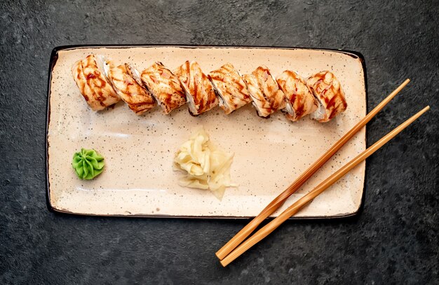 rotoli di sushi giapponese su uno sfondo di pietra