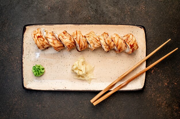 rotoli di sushi giapponese su uno sfondo di pietra