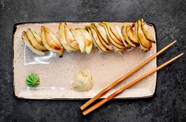 rotoli di sushi giapponese su uno sfondo di pietra