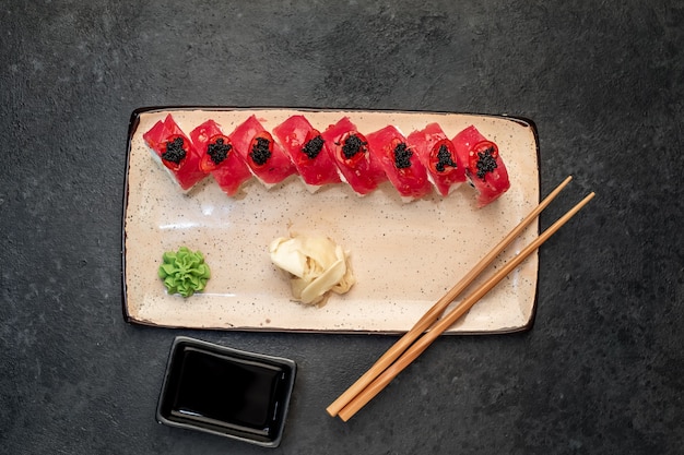 rotoli di sushi giapponese su uno sfondo di pietra