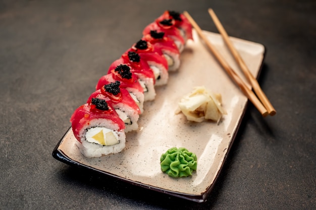 rotoli di sushi giapponese su uno sfondo di pietra