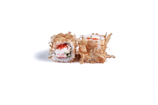 rotoli di sushi giapponesi isolati su bianco