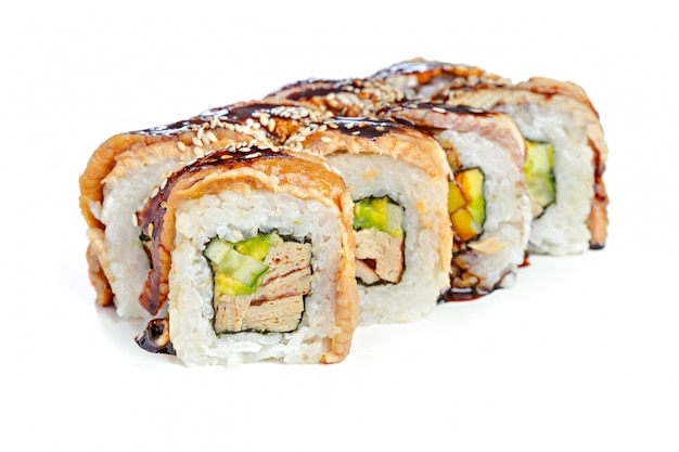 Rotoli di sushi giapponesi su una priorità bassa bianca