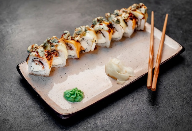 Rotoli di sushi giapponesi su uno sfondo di pietra