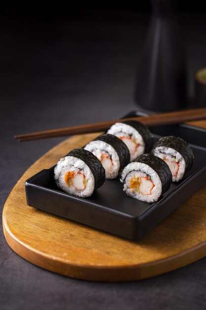 rotoli di sushi maki con bacchette di alta qualità bel concetto fotografico