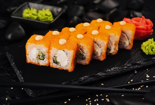 Rotoli di sushi maki della California con riso