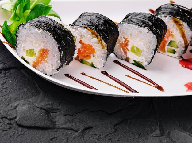 rotoli di sushi nori con salmone sul piatto