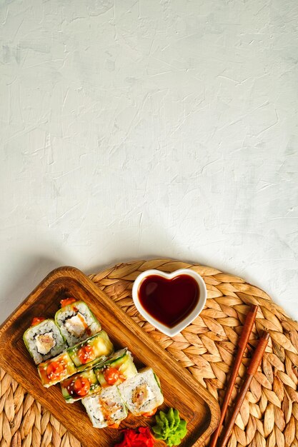 Rotoli di sushi ricoperti di cetriolo con pesce fresco e spazio per la copia del testo Foto di alta qualità