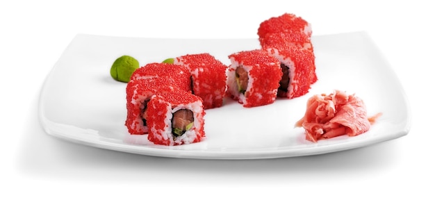 Rotoli di sushi saporiti sul piatto sullo sfondo