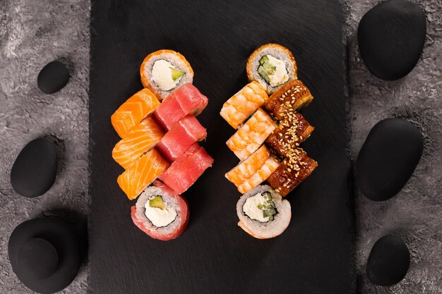 Rotoli di sushi su sfondo scuro Concetto di cibo giapponese e asiatico