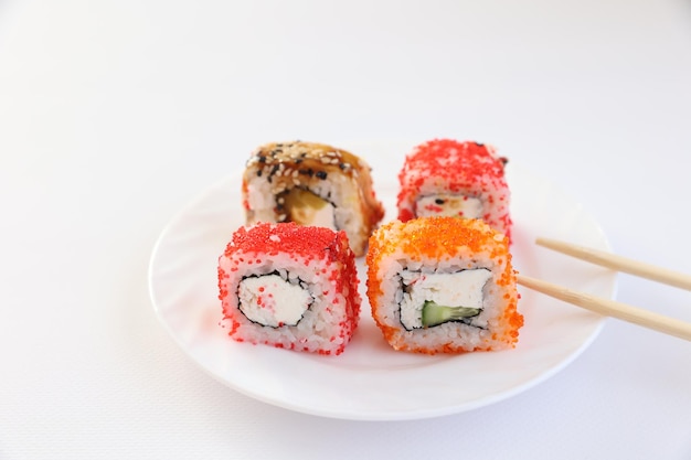 Rotoli di sushi su un primo piano bianco del fondo