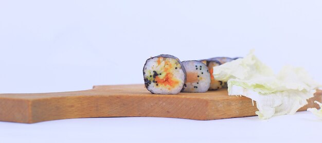 Rotoli di sushi su un tagliere