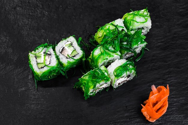 Rotoli di sushi sul tavolo