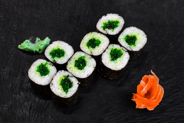 Rotoli di sushi sul tavolo