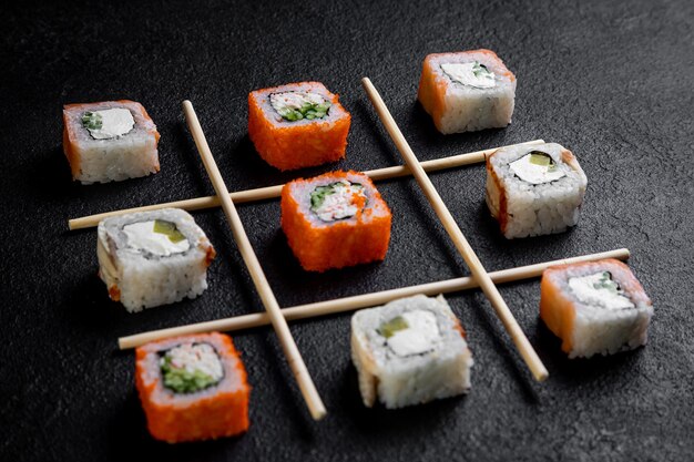 Rotoli di sushi tradizionali giapponesi Sushi su sfondo scuro