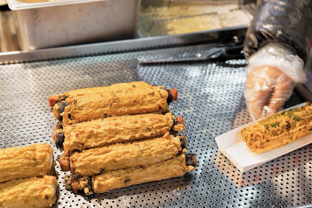 Rotoli esotici con salsiccia nel mercato di strada di Myeongdong a Seoul, Corea del Sud