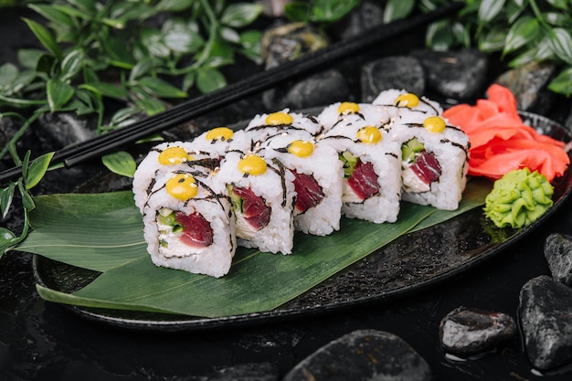 Rotoli piccanti di maki di tonno sul piatto