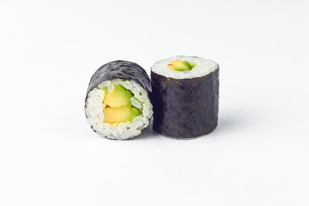 Rotoli su uno sfondo bianco rotoli e sushi sushi con ripieni diversi