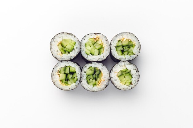 Rotoli su uno sfondo bianco rotoli e sushi sushi con ripieni diversi