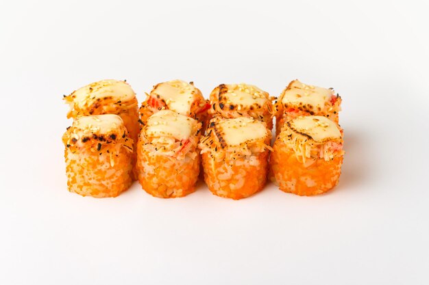Rotoli su uno sfondo bianco rotoli e sushi sushi con ripieni diversi