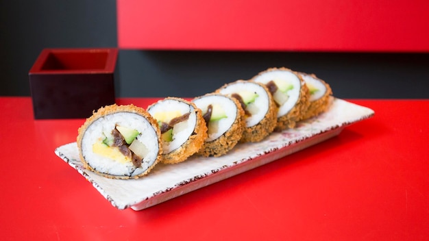 Rotolo caldo di sushi vegano. Rotolo di sushi fritto.