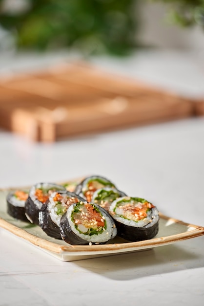 Rotolo coreano Gimbap (kimbob) a base di riso bianco cotto a vapore (bap) e vari altri ingredienti