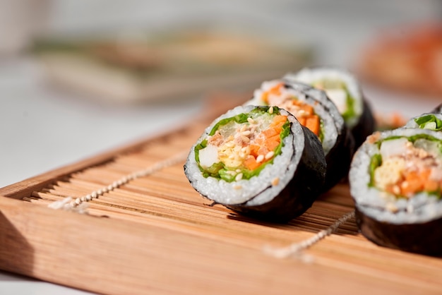 Rotolo coreano Gimbap (kimbob) a base di riso bianco cotto a vapore (bap) e vari altri ingredienti