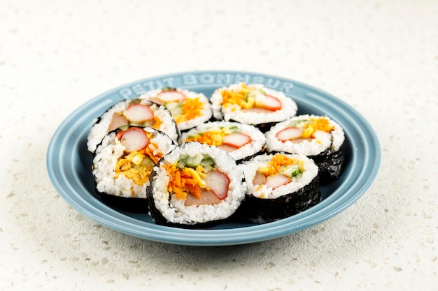 Rotolo coreano Gimbap o Kimbob a base di riso bianco al vapore o Bap con carne vegetale