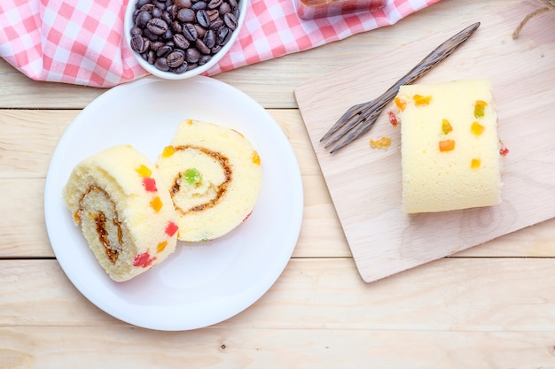 Rotolo del dolce affettato su fondo di legno