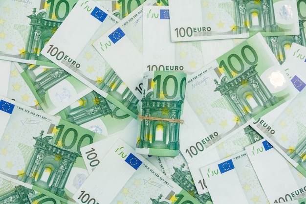 Rotolo di banconote in euro, molte banconote da 100 euro, lo sfondo di valuta europea