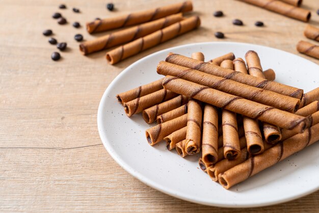 rotolo di bastoncini di wafer al caffè con chicchi di caffè