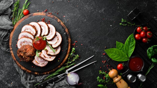 Rotolo di carne al forno di maiale e spezie Vista dall'alto Stile rustico