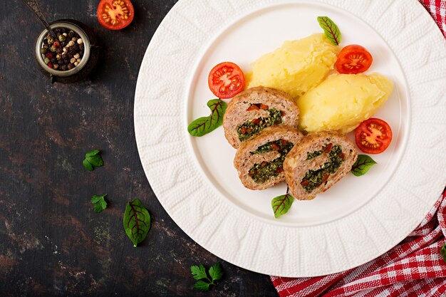 Rotolo di carne di tacchino tritata con spinaci e peperone rosso con contorno di purè di patate