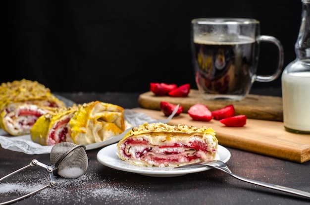 Rotolo di formaggio alla fragola fatto in casa senza zucchero