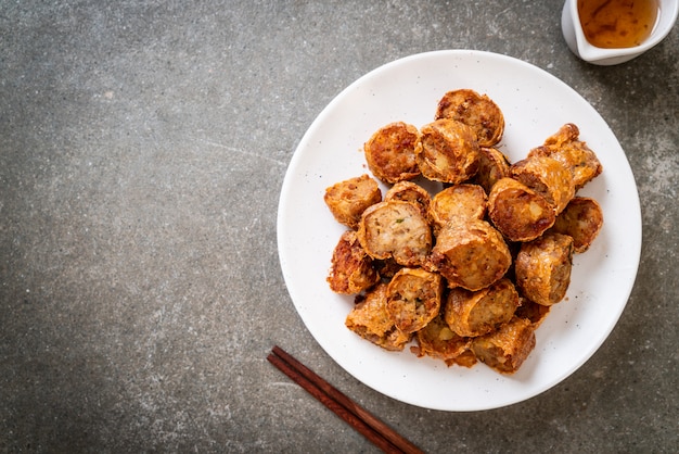 Rotolo di granchio fritto nel grasso bollente