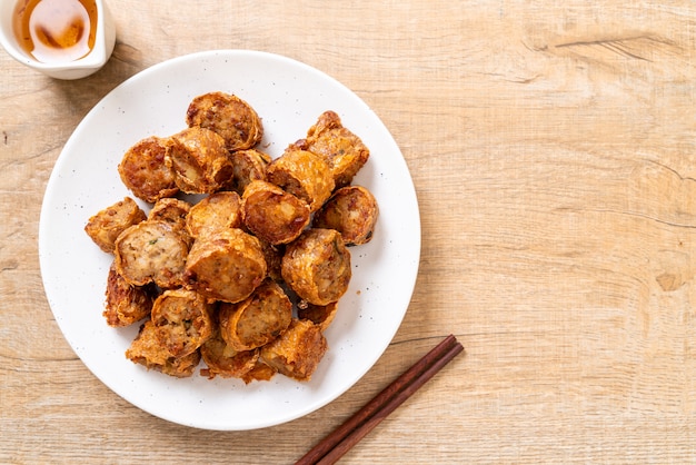 Rotolo di granchio fritto nel grasso bollente