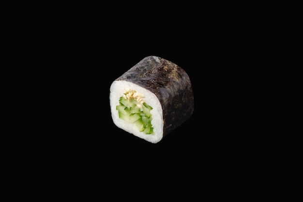 rotolo di hosomaki con cetriolo e sesamo isolato su fondo nero