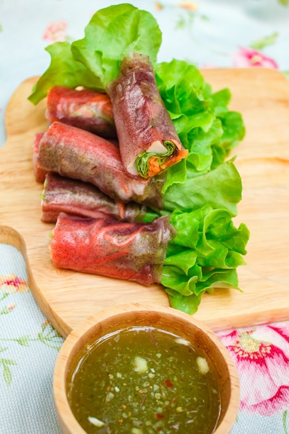 Rotolo di insalata per la salute, involtino primavera verdure fresche, cibo pulito.