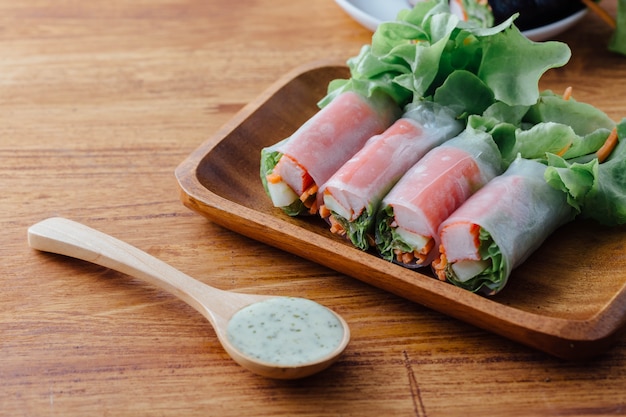 rotolo di insalata sul tavolo di legno