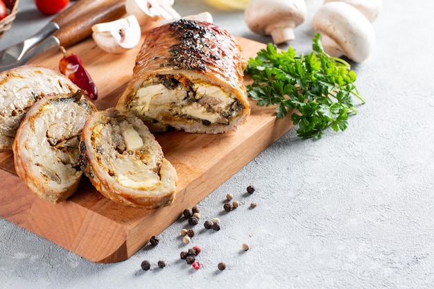 Rotolo di maiale al forno con funghi e spezie. Vista dall'alto. Stile rustico.