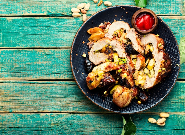 Rotolo di maiale magro al forno fatto in casa con mele e datteri. Rotolo di carne arrosto.Copia spazio