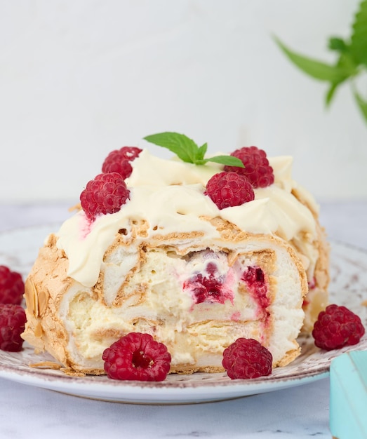 Rotolo di meringa al forno con panna e lampone rosso fresco bianco backgroundx9