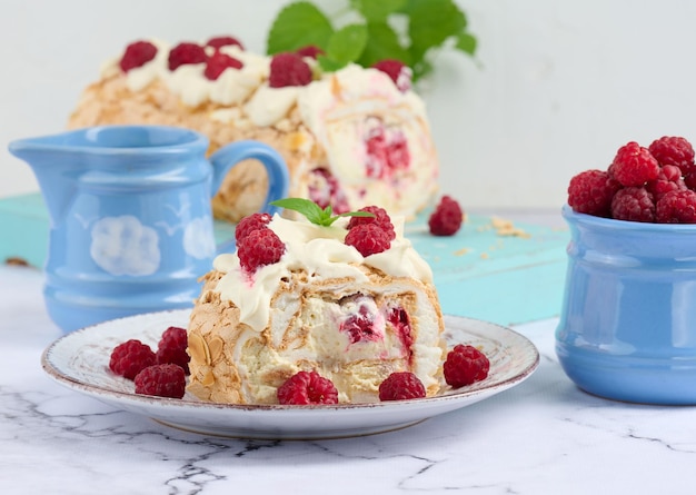 Rotolo di meringa al forno con panna e lampone rosso fresco bianco backgroundx9