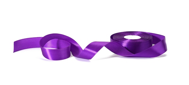 Rotolo di nastro viola di seta, decoro avvolgente, sfondo bianco isolato
