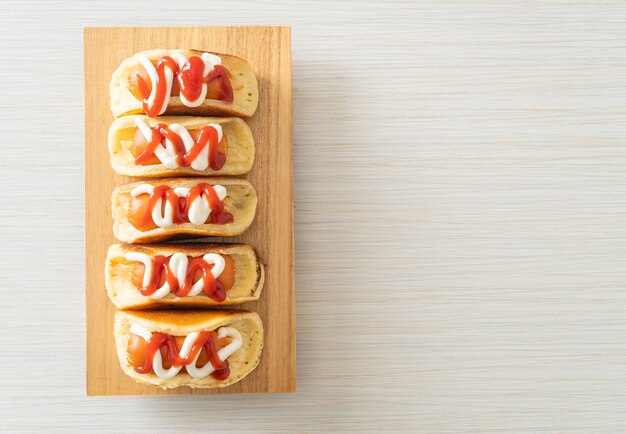 rotolo di pancake piatto fatto in casa con salsiccia