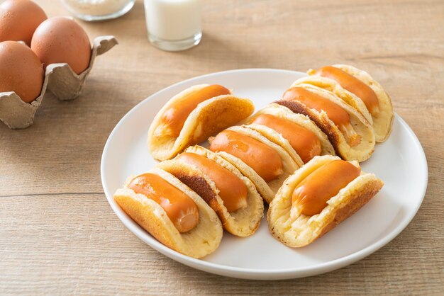 rotolo di pancake piatto fatto in casa con salsiccia